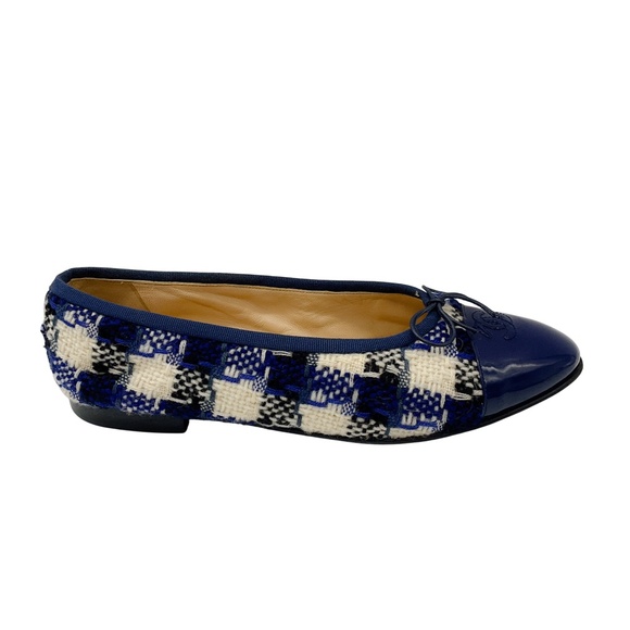CHANEL BLUE / IVORY CC LOGO PATENT LEATHER CAP TOE CHECKERED TWEED BALLET FLATS - Picture 2 of 11